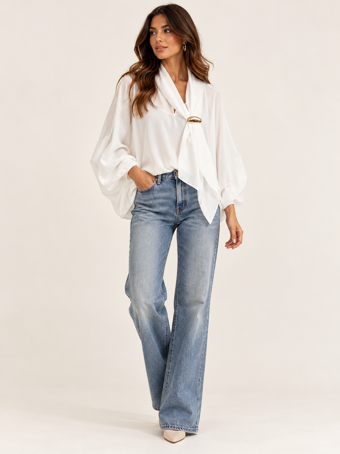 Blusa Angel  Elegante con Fermaglio Gioiello Dorato e Maniche Ampie